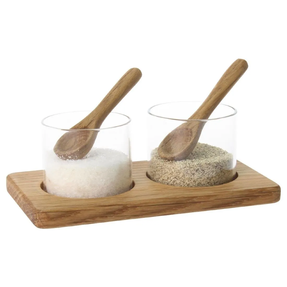 Töpfe und Löffel Salz und Pfeffer