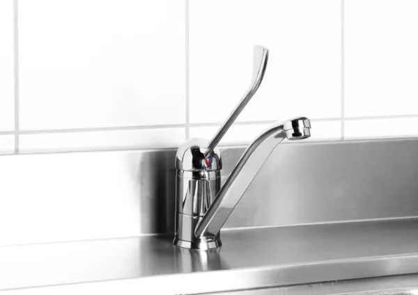 Waschtischarmatur mit langem Hebel